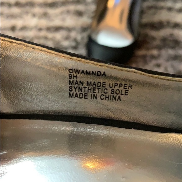 Like new size 9 black heels - Picture 4 of 4